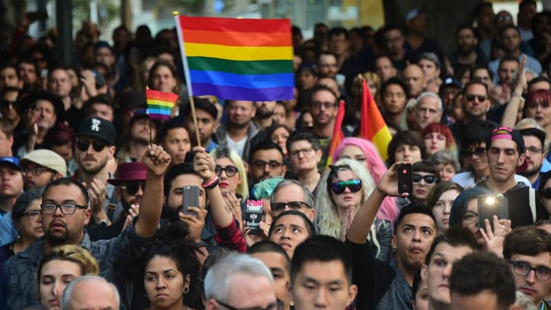 Un rassemblement à Los Angeles, le 13 juin 2016, en hommage aux victimes de la fusillade survenue dans un club gay d'Orlando, en Floride. 