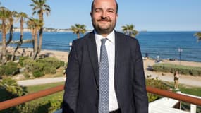 Le maire RN de Fréjus David Rachline pose à l'issue d'une conférence de presse le 28 avril 2022