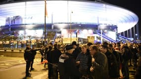 Des policiers sécurisent un périmètre après que trois jihadistes ont fait sauter leurs ceintures explosives aux abords du Stade de France plein à craquer pour le match de football France-Allemagne, le 13 novembre 2015 à Saint-Denis, au nord de Paris