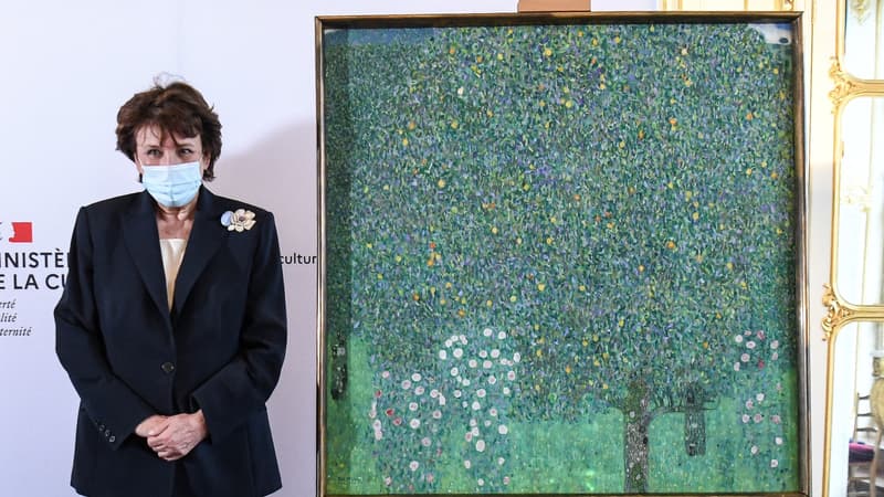 La ministre de la Culture Roselyne Bachelot, à côté du tableau "Rosier sous les arbres", de Gustav Klimt.