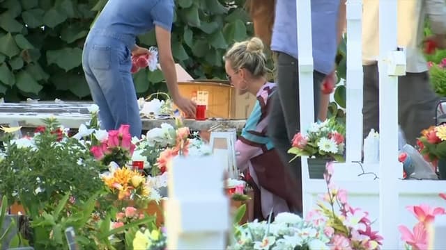 Laeticia Hallyday sur la tombe de son défunt mari à Saint-Barth.