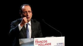 François Hollande a répondu jeudi soir aux propos tenus par Nicolas Sarkozy lors de son meeting à Lille, estimant que la valeur travail vantée par le président ne saurait être "l'apanage d'un camp". /Photo prise le 23 février 2012/REUTERS/Jacky Naegelen