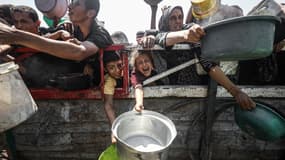 Des Palestiniens se rassemblent pour recevoir des repas distribués par une organisation caritative à Gaza,  le 23 juillet 2025.