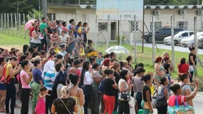 Des familles de détenus réunies devant la prison de Manaus, le 2 janvier 2016.