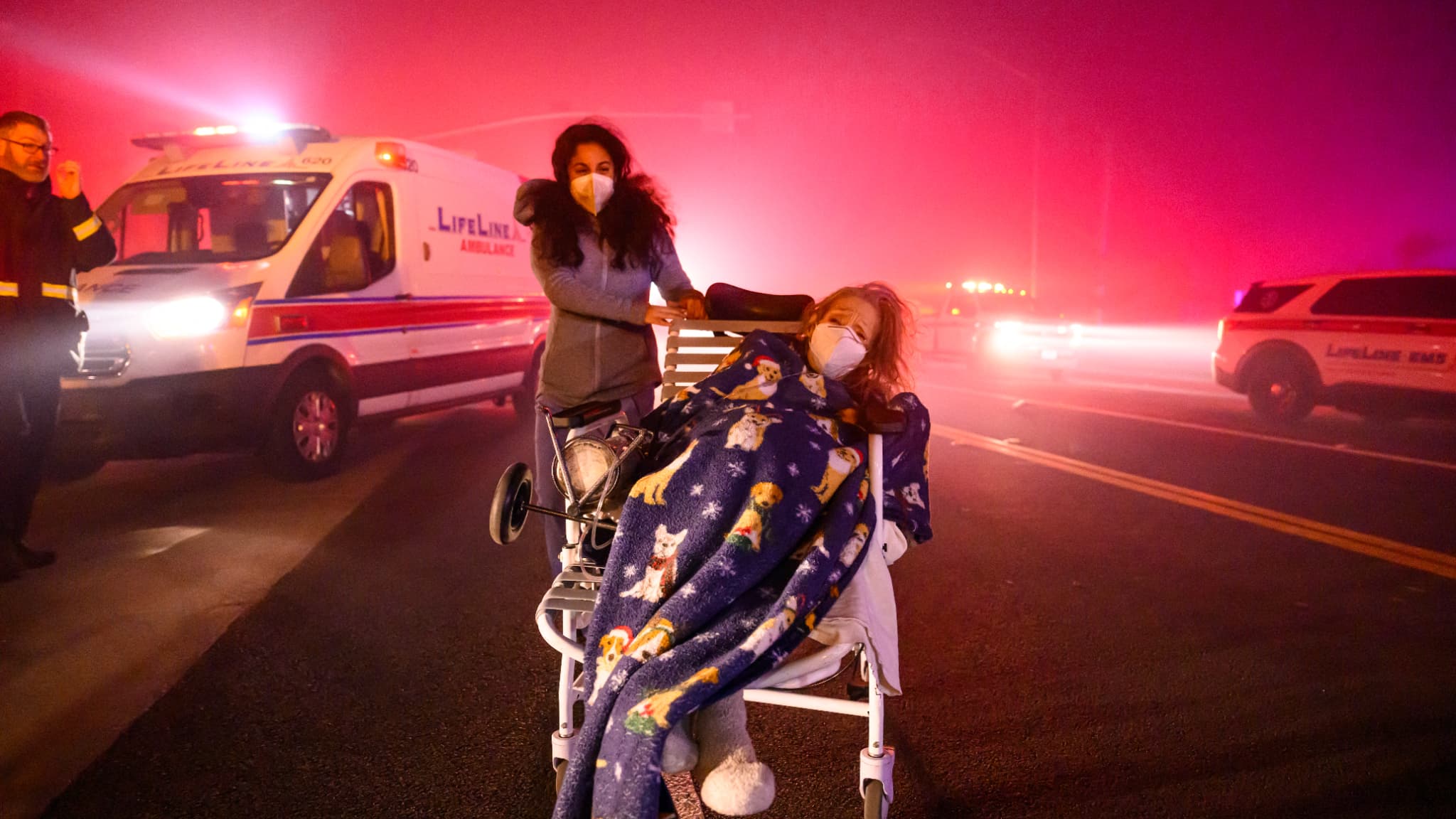 Des personnes âgées évacuées à Pasadena, alors que des incendies ravagent les alentours de Los Angeles, le 8 janvier 2025