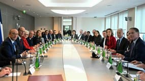 Le Premier ministre François Bayrou (c-g) lors d'une réunion avec les partenaires sociau au ministère du Travail, le 17 janvier 2025 à Paris