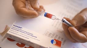 Un médecin prépare un vaccin contre la grippe, le 6 octobre 2017 à Ajaccio, en Corse. 