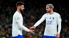 Olivier Giroud et Théo Hernandez avec l'équipe de France face à l'Irlande, le 27 mars 2023.