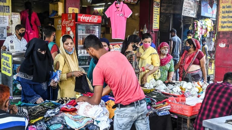 Image d'illustrattion - Des gens font leurs emplettes dans un marché bondé à New Delhi le 16 juin 2021 après l'assouplissement des restrictions anti-Covid.