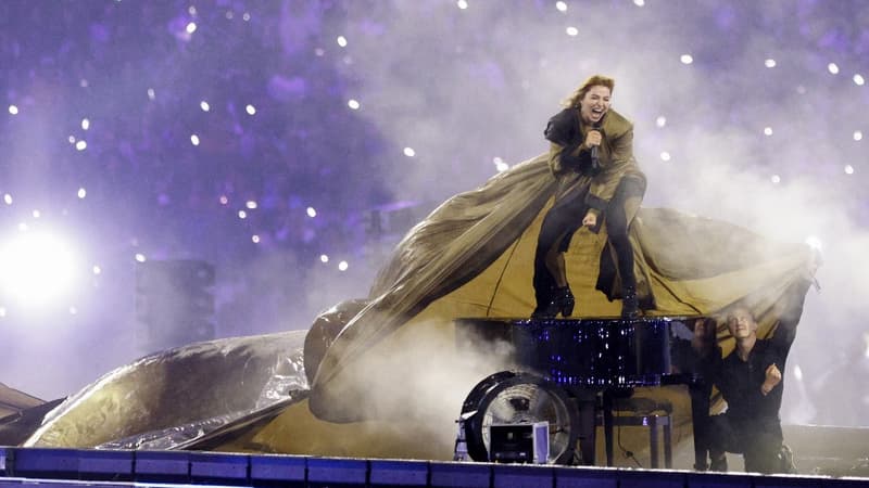 Santa sur un piano au Stade de France pour la cérémonie de clôture des Paralympiques.