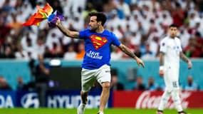 Mario Ferri, dit "Il Falco", a pénétré sur le terrain lors du match Portugal-Uruguay (2-0) avec un drapeau arc-en-ciel, lundi