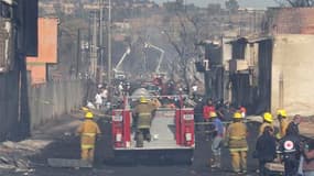 Des pompiers à pied d'oeuvre à San Martín, dans le centre du Mexique. Vingt-trois personnes ont été tuées dimanche dans l'explosion d'un oléoduc, et on déplore 51 blessés. /Photo prise le 19 décembre 2010/REUTERS/Imelda Medina