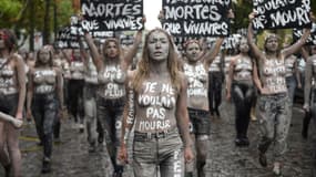 Les Femen ont fait une action contre les féminicides au cimetière du Montparnasse à Paris, samedi 5 octobre 2019.