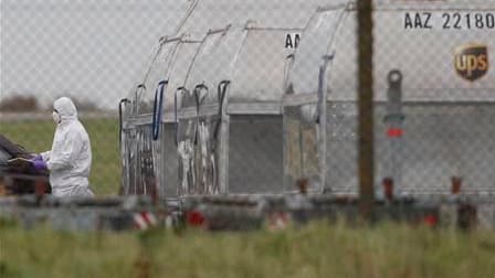 Le colis piégé découvert en Angleterre à bord d'un container d'UPS à destination des Etats-Unis a transité par l'aéroport allemand de Cologne, où il est passé d'un avion à un autre. /Photo prise le 29 octobre 2010/REUTERS/Darren Staples