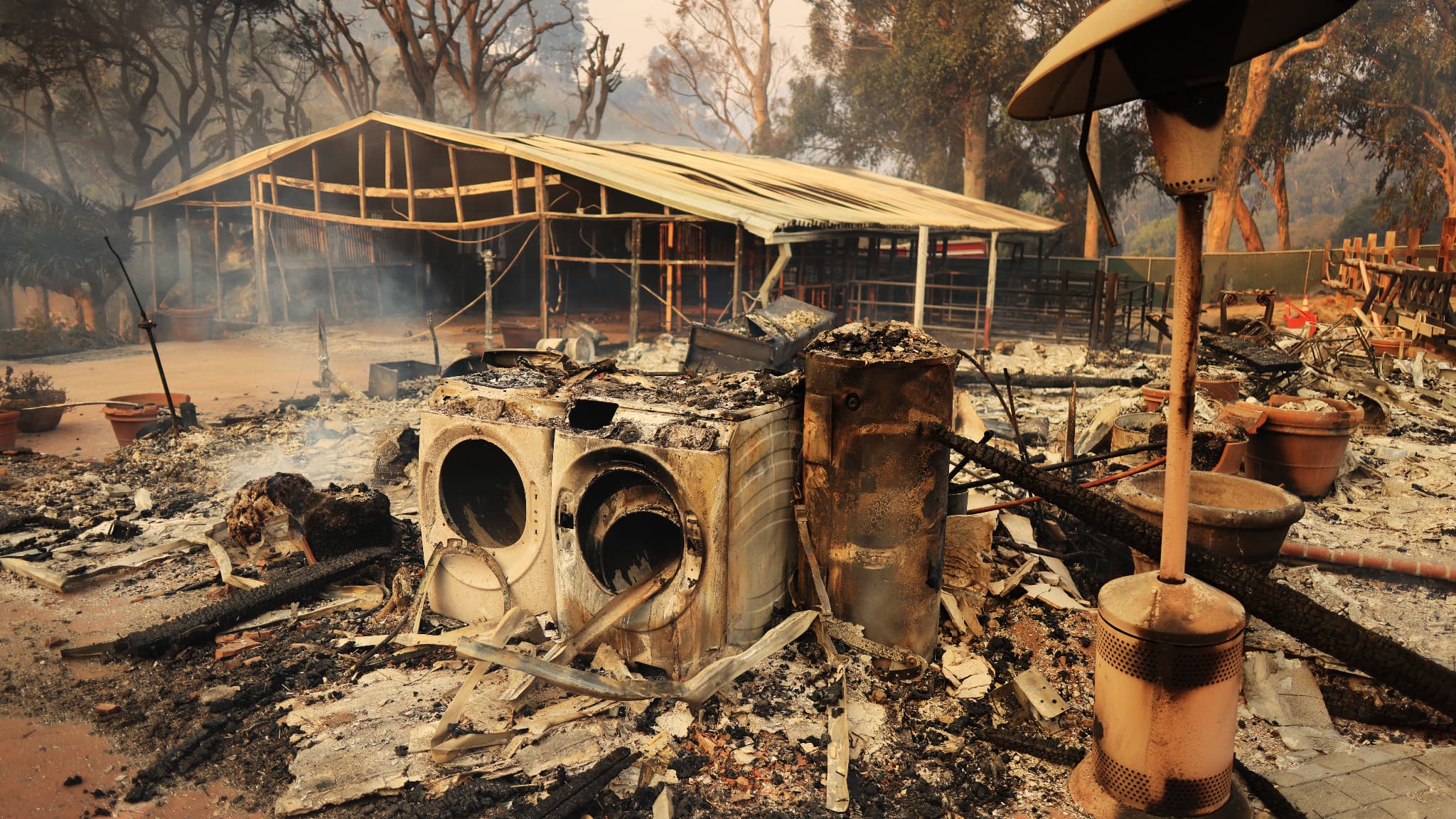 Une écurie est détruite par l'incendie de Franklin à Malibu, en Californie, le 10 décembre 2024.