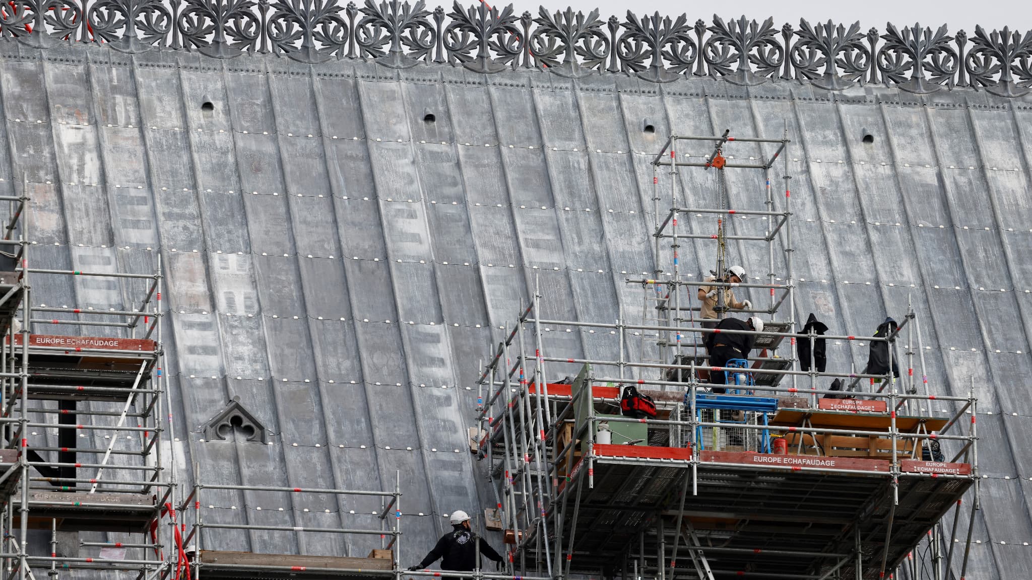 La dépose des échafaudages ayant servi à l'installation des plaques de plomb sur la toiture de la cathédrale Notre-Dame de Paris, le 21 octobre 2024.
