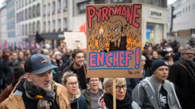Un pancarte ciblant Emmanuel Macron lors d'une manifestation contre la réforme des retraites le 23 mars 2023