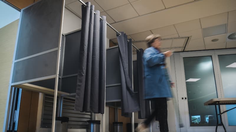 Une femme sort d'un isoloir à Trappes, le 26 mai 2019.