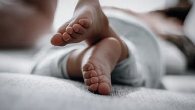 Des pieds de bébé (illustration).