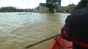 À Villeneuve Saint-Georges, ils rentrent chez eux en barque à cause de la crue