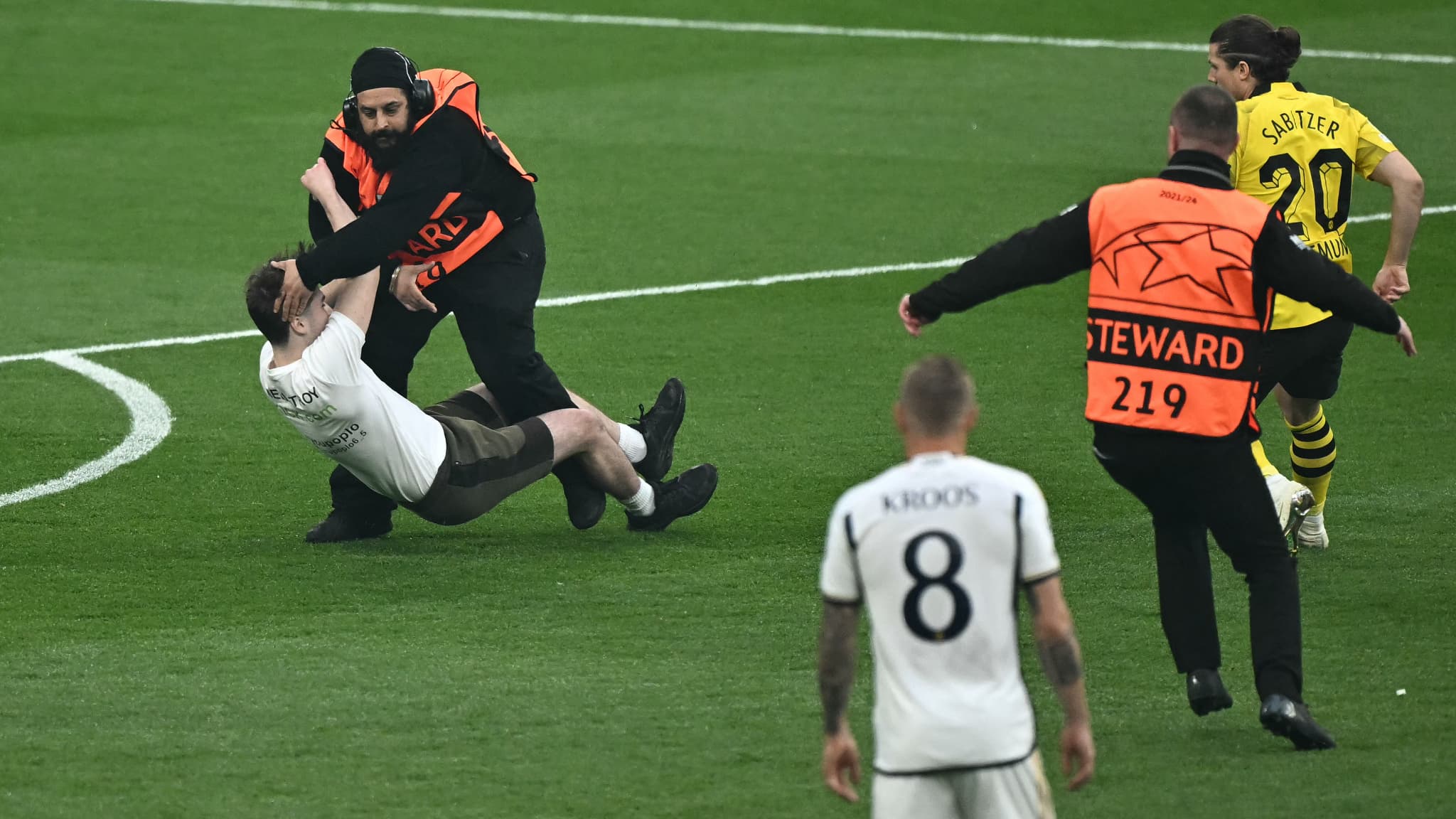 L'irruption de plusieurs individus sur la pelouse de Wembley interrompt la finale de Ligue des champions, 1er juin 2024 L'irruption de plusieurs individus sur la pelouse de Wembley interrompt la finale de Ligue des champions, 1er juin 2024