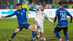 Miguel Vitor se bat pour le ballon entre deux joueurs kosovars, le 12 novembre 2023