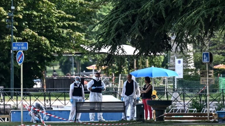 La police scientifique française sur le lieu de l'attaque au couteau qui s'est déroulée dans les Jardins de l'Europe, un parc d'Annecy, le 8 juin 2023