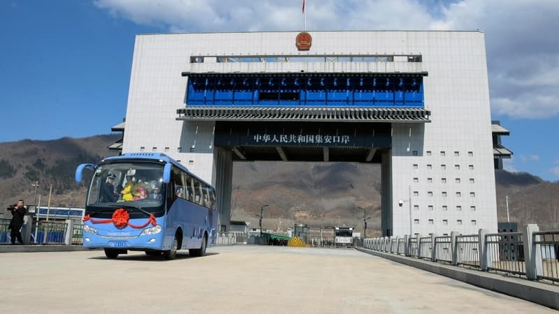 Photo du bus de touristes qui a traversé le nouveau point de frontière de la Chine à la Corée du Nord le 8 avril.