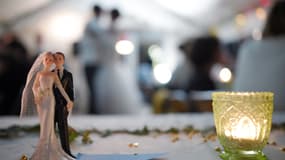 Figurines lors d'un mariage dans la banlieue de Rennes le 13 septembre 2014.