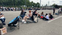 Des fans faisant la queue au Gayant Expo à Douai (Nord) pour un concert d'Indochine le mardi 3 juin 2025.