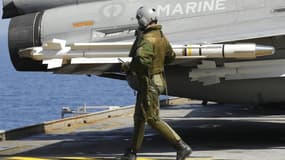 Sénateurs et députés s'alarment des coupes annoncées dans le secteur de la défense et menacent de ne pas voter le budget pluriannuel qui sera présenté à l'automne. /Photo d'archives/REUTERS/Benoît Tessier