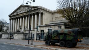 Un véhicule militaire devant l'Assemblée nationale le 14 novembre 2015 à Paris
