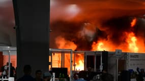 Un incendie se déclare dans un pavillon lors de la COP30, la conférence des Nations unies sur les changements climatiques, à Belém, dans l'État du Pará, au Brésil, le 20 novembre 2025.