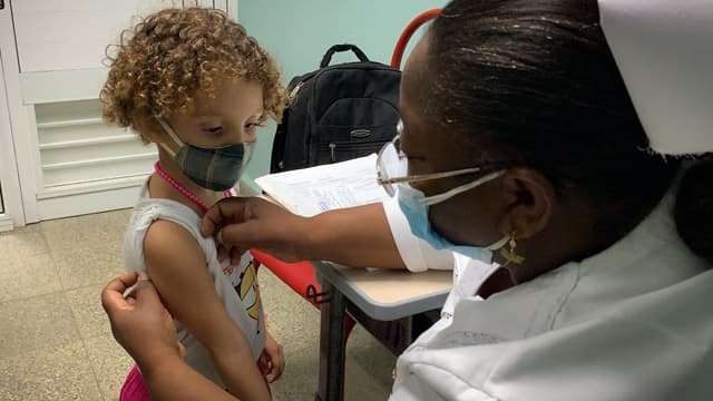 Un enfant de 3 ans reçoit une dose de vaccin anti-Covid à La Havane, à Cuba. (photo d'illustration)