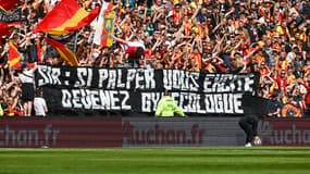 La banderole à Bollaert après les fouilles abusives dont se plaignent plusieurs supportrices de Lens, 6 avril 2025