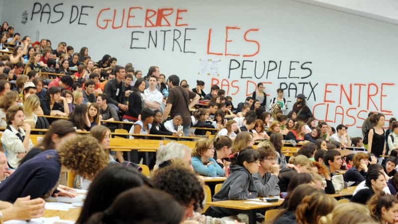Des étudiants de l'université de Toulouse II le Mirail, bloquée depuis deux mois, tiennent une assemblée générale, le 12 mai 2009, dans un amphithéâtre de l'université