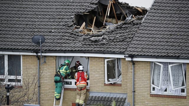 Des pompiers en pleine intervention après l'effondrement d'une grue ce mercredi à Londres.