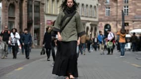 Le militant adepte du "barefooting" Mickaël Lechantre marche pieds nus dans le centre-ville de Strasbourg, dans l'est de la France, le 14 avril 2016