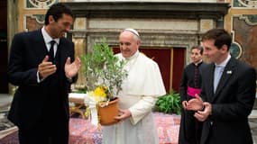 Le Pape François (au centre) avec Gianluigi Buffon et Lionel Messi, en août 2013
