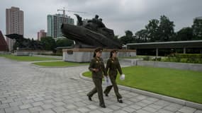 Deux soldats nord-coréens marchent le 28 juillet 2017 à Pyongyang en Corée du Nord, devant le musée de la guerre qui en donne une version radicalement différente de celle du musée de Séoul, en Corée du Sud