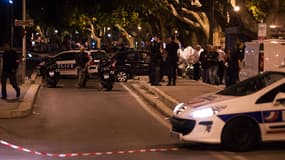 La police inspecte le lieu où un homme a été tué, à Marseille, le 24 août 2014.