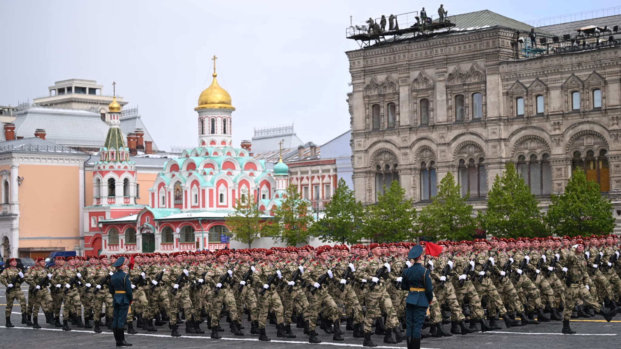 Des militaires russes défilent sur la Place Rouge lors de la parade militaire du Jour de la Victoire dans le centre de Moscou, le 9 mai 2024. 