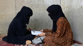 Deux écolières étudient à la maison à Kandahar, en Afghanistan, le 20 mars 2022