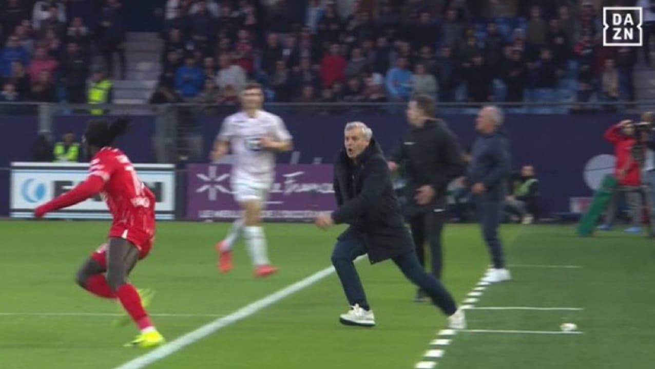 Bruno Genesio course Coulibaly lors de Montpellier-Lille, le 1er décembre 2024. Bruno Genesio course Coulibaly lors de Montpellier-Lille, le 1er décembre 2024.