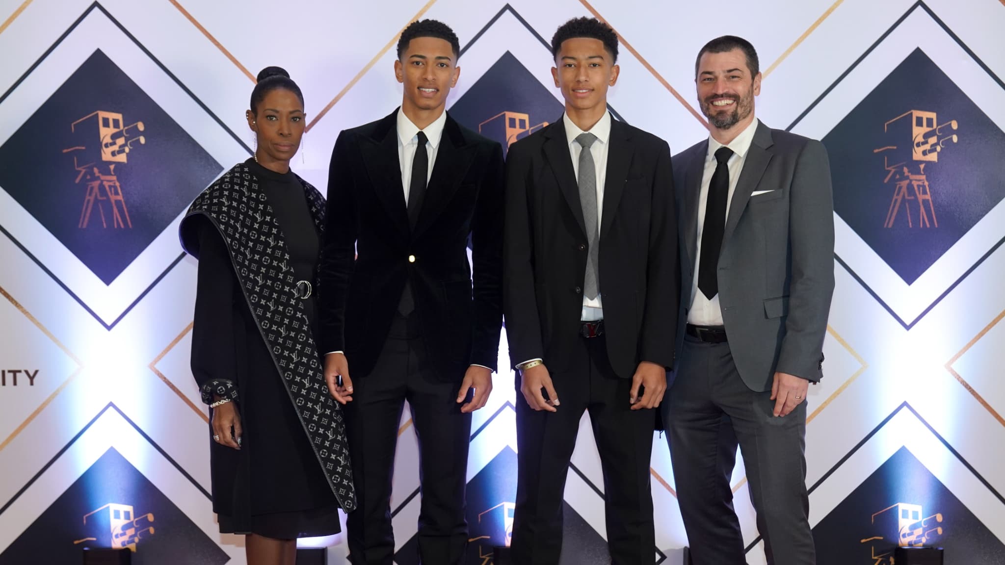 Denise, Jude, Jobe et Mark Bellingham lors d'une remise de prix en 2021 Denise, Jude, Jobe et Mark Bellingham lors d'une remise de prix en 2021