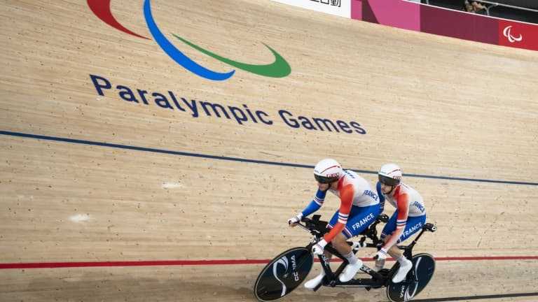 Corentin Ermenault et Alexandre Lloveras lors de la poursuite individuelle des Jeux paralympiques de Tokyo 2020 dans le vélodrome d'Izu au Japon le 25 août 2021.