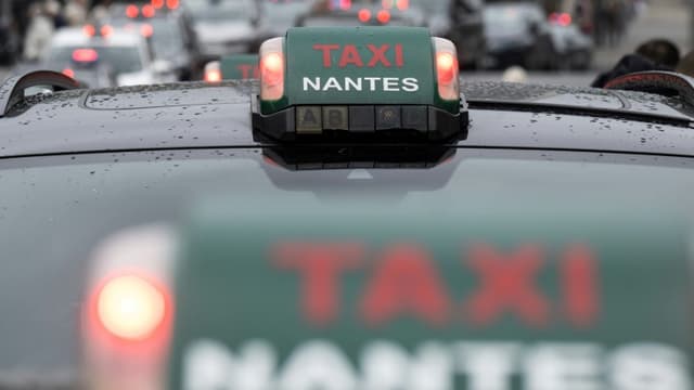 Des dizaines de taxis protestent à Nantes le 30 mars 2022 contre la flambée des prix du carburant 