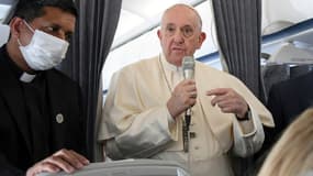 Le pape François s'adresse aux journalistes à bord de l'avion papal, le 6 décembre 2021 après une visite à Chypre et en Grèce