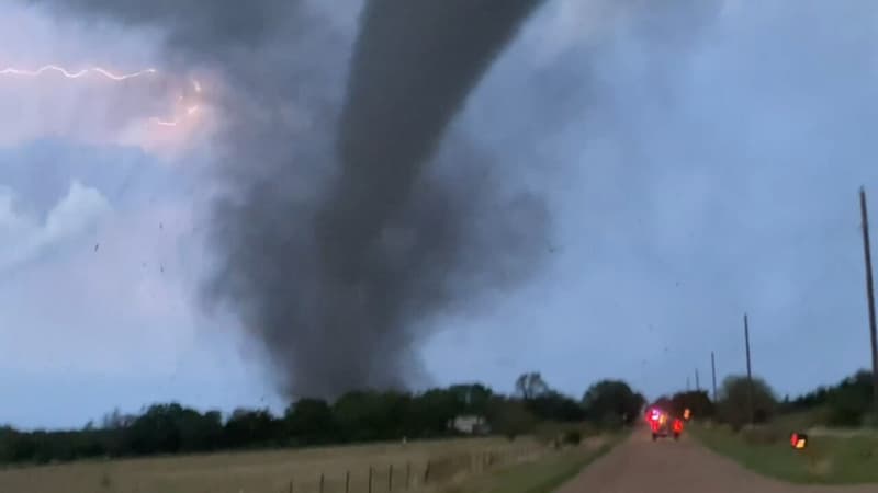 Une impressionnante tornade frappe la ville d'Andover au Kansas