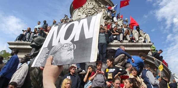 Plus de 1 million de personnes ont défilé dans les rues en France le 1er mai 2002 contre la présence du leader du FN au second tour de l'élection présidentielle.